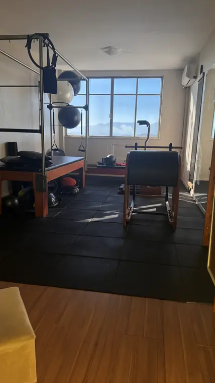 Sala de Pilates do Revita Studio em São Gonçalo com luz natural e vista para a Serra