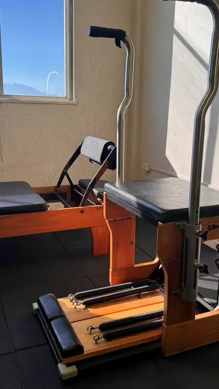 Aparelho Reformer de Pilates ao lado da janela no Revita Studio