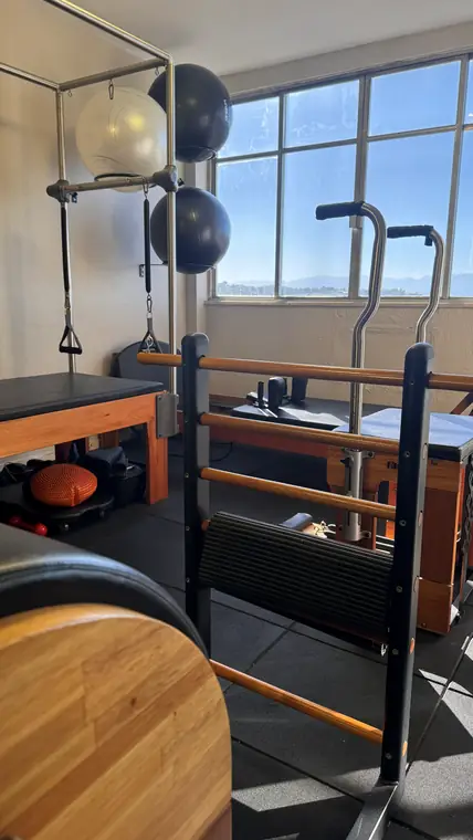 Estúdio de Pilates equipado com Cadillac e bolas suspensas no Revita Studio
