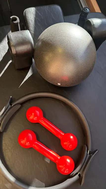 Halteres e magic circle usados nas aulas de Pilates do Revita Studio