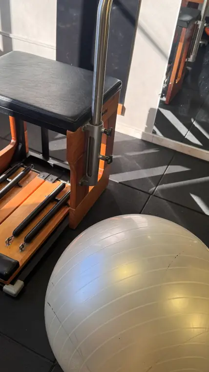 Aparelho de Pilates e bola de estabilidade sob luz natural no Revita Studio