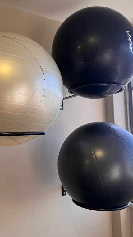 Bolas de estabilidade organizadas no estúdio de Pilates Revita Studio